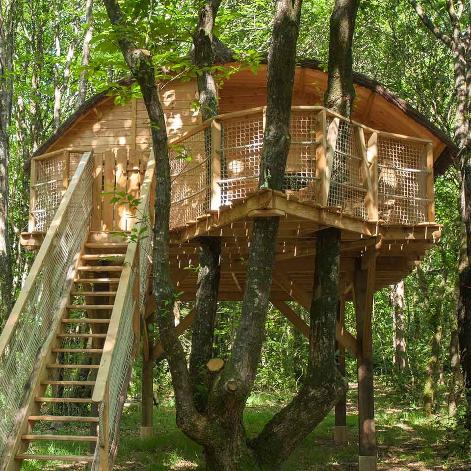 Cabane dans les arbres pour nuit insolite en Bretagne