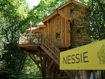 🌳 Cabane perchée Nessie
🔗 https://www.domaine-treuscoat.fr/nessie.php 
🤗 Bienvenue à Nessie, notre cabane perchée à 4m de hauteur !
Composé de 6 lits, cet...