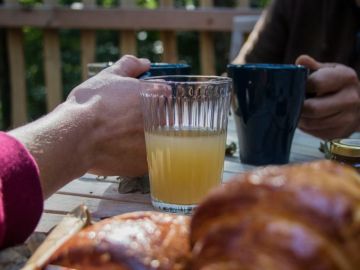 🥐 Le petit-déjeuner 
🔗 https://www.domaine-treuscoat.fr/hebergement-insolite-bretagne.php 
On ne peut plus s’en passer ! Vous aussi vous sentez cette bonne...